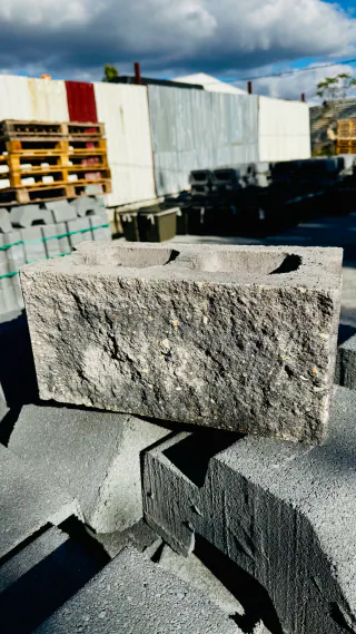 Kırma Blok Duvar Taşı — kırma yüzeyli ön cephe ve üst boşluklar