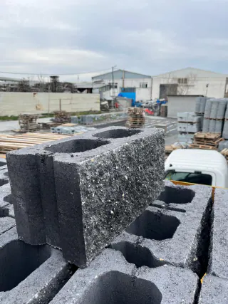 Kırma Blok Duvar Taşı — kırma ön yüz ve sol yan profil